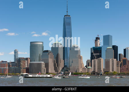 Coppa America World Series team catamarani gara sul fiume Hudson circondato da barche spettatori di fronte alla torre di libertà. Foto Stock