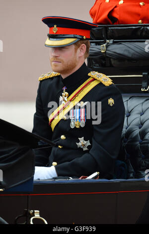 Il principe Harry in un carrello come come il corteo reale si fa strada fino al centro commerciale per Buckingham Palace di Londra centrale dalla sfilata delle Guardie a Cavallo dopo che hanno frequentato il Trooping la cerimonia di colore come la regina festeggia il suo compleanno ufficiale di oggi. Foto Stock