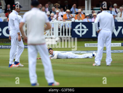 Inghilterra è Joe Root guarda-sul dopo manca una cattura da Sri Lanka di Dinesh Chandimal (non mostrato) durante il giorno e tre del Investec terzo test match in eterno, Londra. Foto Stock