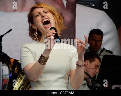 Jlien Thijs in concerto con la Big Band della Bundeswehr tedesca, Bonn, Germania Foto Stock