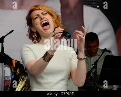 Jlien Thijs in concerto con la Big Band della Bundeswehr tedesca, Bonn, Germania Foto Stock