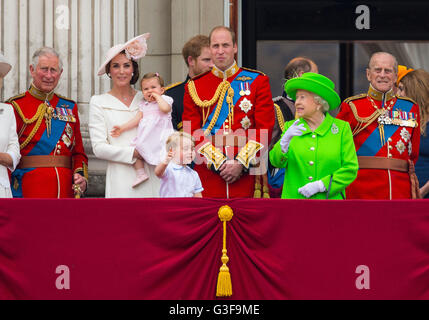 (Da sinistra a destra), il Principe del Galles, la Duchessa di Cambridge, Princess Charlotte, Prince George, il Duca di Cambridge, la Regina Elisabetta II e il Duca di Edimburgo guardare un flypast dal balcone di Buckingham Palace Nel centro di Londra in seguito al Trooping il colore cerimonia presso la sfilata delle Guardie a Cavallo come la regina festeggia il suo compleanno ufficiale di oggi. Foto Stock