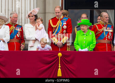 Prince George (centro) coetanei oltre il balcone di Buckingham Palace Nel centro di Londra, come gli orologi un flypast con (da sinistra a destra), il Principe del Galles, la Duchessa di Cambridge, Princess Charlotte, il Duca di Cambridge, la Regina Elisabetta II e il Duca di Edimburgo a seguito del Trooping il colore cerimonia presso la sfilata delle Guardie a Cavallo come la regina festeggia il suo compleanno ufficiale di oggi. Foto Stock