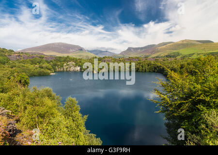 In disuso Dorothea cava di ardesia, Nantlle, Gwynedd, Wales, Regno Unito. Inondati con acqua. Foto Stock