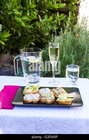 Insalata di zucchine, guacamole e melanzana dip sul pane. Cicchetti da Venezia Italia, simile alla bruschetta o tapas. Servita outs Foto Stock