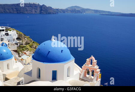 Visualizzare presso la Chiesa a Santorini, isola greca Foto Stock