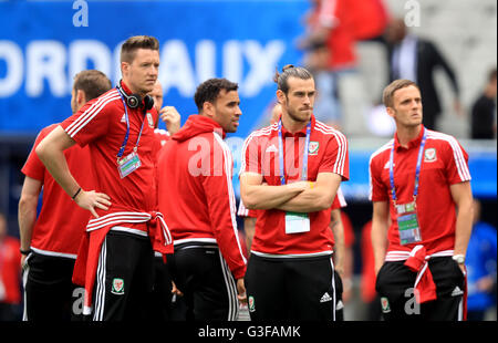 In Galles il portiere Wayne Hennessey (sinistra) e il Galles Gareth Bale (centro) prima di UEFA Euro 2016, gruppo B corrispondono allo Stade de Bordeaux Bordeaux. Foto Stock