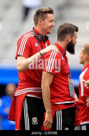 In Galles il portiere Wayne Hennessey (sinistra) e il Galles Joe Ledley (centro)durante UEFA EURO 2016, gruppo B corrispondono allo Stade de Bordeaux Bordeaux. Foto Stock