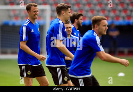 Jonny Evans dell'Irlanda del Nord (a sinistra) insieme ai compagni di squadra durante una sessione di allenamento allo Stade de Nice. PREMERE ASSOCIAZIONE foto. Data immagine: Sabato 11 giugno 2016. Vedi PA storia CALCIO N Irlanda. Il credito fotografico dovrebbe essere: Jonathan Brady/PA Wire. Foto Stock