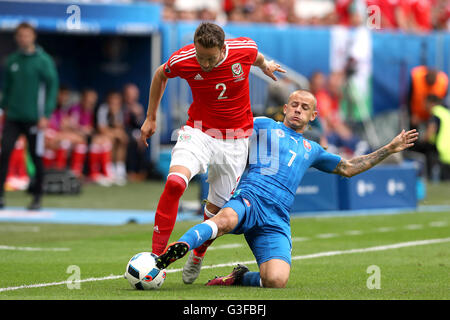 Il Galles Chris Gunter e la Slovacchia di Vladimir Weiss (destra) battaglia per la sfera durante UEFA EURO 2016, gruppo B corrispondono allo Stade de Bordeaux Bordeaux. Foto Stock