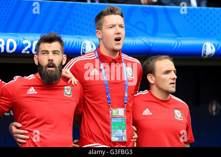 In Galles il portiere Wayne Hennessey (centro), il Galles David Vaughan (a destra) e il Galles Joe Ledley (sinistra) cantare l'inno nazionale durante UEFA EURO 2016, gruppo B corrispondono allo Stade de Bordeaux Bordeaux. Foto Stock