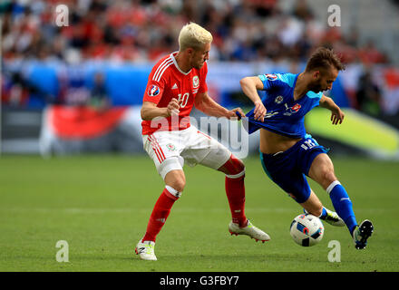 Il Galles Aaron Ramsey (sinistra) e Slovacchia Dusan Svento (destra) battaglia per la sfera durante UEFA EURO 2016, gruppo B corrispondono allo Stade de Bordeaux Bordeaux. Foto Stock