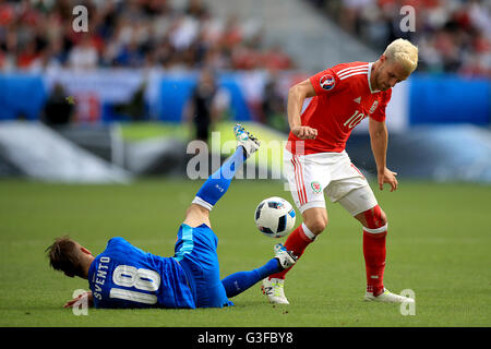 Il Galles Aaron Ramsey (destra) e Slovacchia Dusan Svento (sinistra) battaglia per la sfera durante UEFA EURO 2016, gruppo B corrispondono allo Stade de Bordeaux Bordeaux. Foto Stock