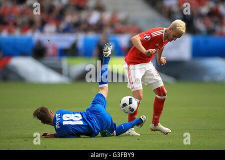 Il Galles Aaron Ramsey (destra) e Slovacchia Dusan Svento (sinistra) battaglia per la sfera durante UEFA EURO 2016, gruppo B corrispondono allo Stade de Bordeaux Bordeaux. Foto Stock