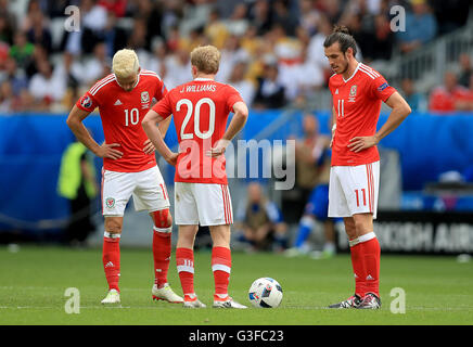 Il Galles Aaron Ramsey (sinistra), il Galles Jonathan Williams (centro) e il Galles Gareth Bale (destra) appaiono sconsolato dopo la Slovacchia all'Ondrej Duda (non in foto) punteggi il suo lato del primo obiettivo del gioco durante UEFA EURO 2016, gruppo B corrispondono allo Stade de Bordeaux Bordeaux. Foto Stock