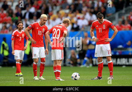 Il Galles Aaron Ramsey (sinistra), il Galles Jonathan Williams (centro) e il Galles Gareth Bale (destra) appaiono sconsolato dopo la Slovacchia all'Ondrej Duda (non in foto) punteggi il suo lato del primo obiettivo del gioco durante UEFA EURO 2016, gruppo B corrispondono allo Stade de Bordeaux Bordeaux. Foto Stock