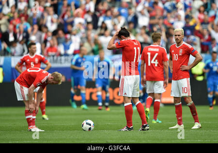 Il Galles Gareth Bale (seconda a destra) Aaron Ramsey (destra) e Jonathan Williams stand sconsolato dopo la Slovacchia all'Ondrej Duda (non raffigurata) punteggi il suo lato del primo obiettivo del gioco durante UEFA EURO 2016, gruppo B corrispondono allo Stade de Bordeaux Bordeaux. Foto Stock