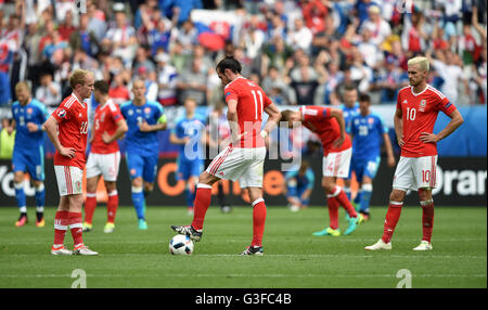 Il Galles Gareth Bale (seconda a destra) Aaron Ramsey (destra) e Jonathan Williams stand sconsolato dopo la Slovacchia all'Ondrej Duda (non raffigurata) punteggi il suo lato del primo obiettivo del gioco durante UEFA EURO 2016, gruppo B corrispondono allo Stade de Bordeaux Bordeaux. Foto Stock