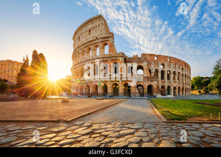 Vista del Colosseo a Roma e il sole di mattina, l'Italia, l'Europa. Foto Stock