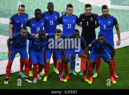 St Denis, Francia. Decimo Giugno, 2016. Adil Rami (indietro, L-R), Bacary Sagna, Laurent Koscielny, portiere Hugo Lloris, Olivier Giroud Dimitri Payet (anteriore, L-R), N'Golo Kante, Antoine Griezmann, Blaise Matuidi e Patrice Evra di Francia line up per una foto del team prima del gruppo di una partita di calcio di UEFA EURO 2016 tra la Francia e la Romania allo Stade de France di St Denis, Francia, 10 giugno 2016. Foto: Marius Becker/dpa/Alamy Live News Foto Stock