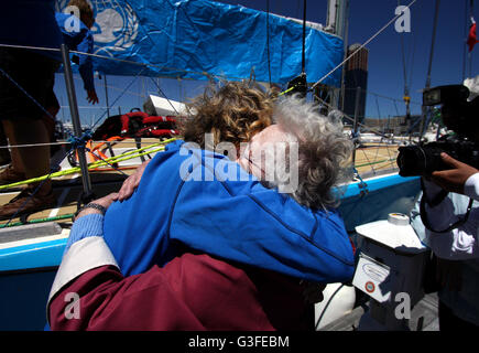 New York, Stati Uniti d'America. Decimo Giugno, 2016. L' UNICEF per il Giro del Mondo in equipaggio, Kate Whyatt, di 60 anni consigliere e giocare terapista DAL REGNO UNITO riceve un abbraccio da sua madre, Anne Smart dopo l'UNICEF team è arrivato a Liberty Marina di atterraggio nel New Jersey a fine gara 11 del LMAX-Exchange, Gara delle Americhe parte del Clipper il giro del mondo in barca a vela. Non avevano mai visto ogni altro dato che la gara andò a Londra il 30 agosto dello scorso anno. Onorevole Smart ha una sorella che vive nel Connecticut ha quindi deciso di fare una sorpresa a Kate e visita a sua sorella in lo stesso viaggio. Credito: Adam Stoltman/Alamy Li Foto Stock