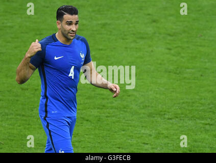 St Denis, Francia. Decimo Giugno, 2016. Adil Rami di Francia reagisce durante il gruppo di una partita di calcio di UEFA EURO 2016 tra la Francia e la Romania allo Stade de France di St Denis, Francia, 10 giugno 2016. Foto: Marius Becker/dpa/Alamy Live News Foto Stock