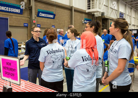 Warren, Michigan, Stati Uniti d'America. Decimo Giugno, 2016. Volontari ottenere istruzioni all'inizio di un libero, due giorni dental clinic organizzato dall'organizzazione no-profit missione di misericordia. Credito: Jim West/Alamy Live News Foto Stock