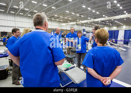 Warren, Michigan, Stati Uniti d'America. Decimo Giugno, 2016. Volontari ottenere istruzioni all'inizio di un libero, due giorni dental clinic organizzato dall'organizzazione no-profit missione di misericordia. Credito: Jim West/Alamy Live News Foto Stock