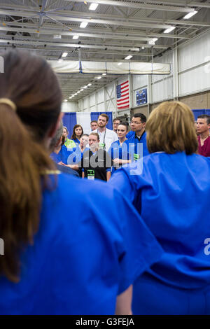 Warren, Michigan, Stati Uniti d'America. Decimo Giugno, 2016. Volontari ottenere istruzioni all'inizio di un libero, due giorni dental clinic organizzato dall'organizzazione no-profit missione di misericordia. Credito: Jim West/Alamy Live News Foto Stock