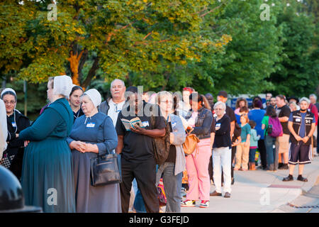 Warren, Michigan, Stati Uniti d'America. Decimo Giugno, 2016. La gente ha aspettato in fila per ore per essere visto dai dentisti in una due giorni di studio dentistico organizzato dall'organizzazione no-profit missione di misericordia. Credito: Jim West/Alamy Live News Foto Stock