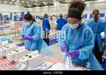 Warren, Michigan, Stati Uniti d'America. Decimo Giugno, 2016. Guarnizione tecnici sterilizzato strumenti dentali in sacchi durante un gratuito di due giorno dental clinic organizzato dall'organizzazione no-profit missione di misericordia. Credito: Jim West/Alamy Live News Foto Stock