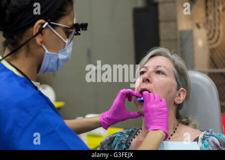 Warren, Michigan, Stati Uniti d'America. Decimo Giugno, 2016. Diverse migliaia di persone hanno ricevuto gratuitamente la cura dentale da volontari professionisti del settore dentale in un due-day clinic organizzato dall'organizzazione no-profit missione di misericordia. Credito: Jim West/Alamy Live News Foto Stock