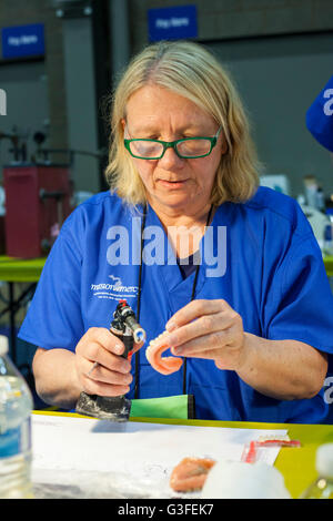 Warren, Michigan, Stati Uniti d'America. Decimo Giugno, 2016. Un odontotecnico al lavoro durante una libera, due giorni dental clinic organizzato dall'organizzazione no-profit missione di misericordia. Credito: Jim West/Alamy Live News Foto Stock