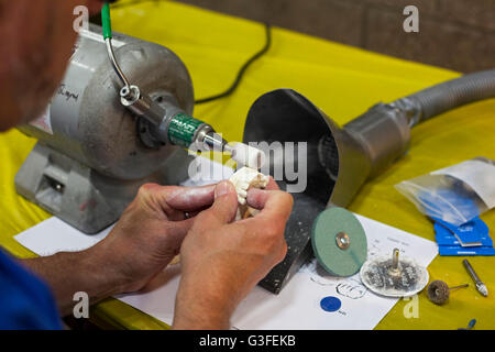 Warren, Michigan, Stati Uniti d'America. Decimo Giugno, 2016. Un odontotecnico al lavoro durante una libera, due giorni dental clinic organizzato dall'organizzazione no-profit missione di misericordia. Credito: Jim West/Alamy Live News Foto Stock