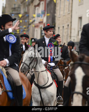 Hawick, Scotland, Regno Unito. 10 giu 2016. Hawick Equitazione comune 2016 Hawick Equitazione comune è il primo del confine annuale "Rideouts', celebra la cattura di una bandiera inglese da una razzia partito nel 1514 dalla gioventù di Hawick a Hornshole e l antica usanza di cavalcare le marche o i confini della terra comune. Credito: Troy GB di immagini/Alamy Live News Foto Stock