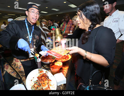 Miami, Florida, Stati Uniti d'America. Il 9 giugno, 2016. Gli ospiti campione Suriname manioca pone dal Team Suriname presso il Festival Caraibico durante i 5 giorni di gusto dei Caraibi vetrina culinaria presentata dall'hotel dei Caraibi e Associazione Turismo a Hyatt Regency Miami il 9 giugno 2016 a Miami, USA. Credito: SEAN I draghetti/Alamy Live News Foto Stock