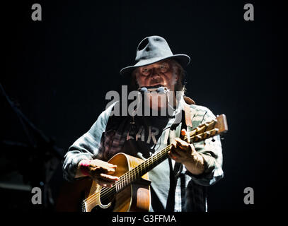 Leeds, Regno Unito. Decimo Giugno, 2016. Neil Young in concerto presso la prima diretta Arena, Leeds. Foto Stock