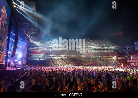 Giugno 09, 2016 - Nashville, Tennessee, Stati Uniti d'America - musicista JASON ALDEAN suona al Nissan Stadium come parte del 2016 CMA Music Festival che si svolge nel centro di Nashville. La quattro giorni di festival della musica country attirano migliaia di appassionati provenienti da tutto il mondo per vedere una varietà di artista in più stadi. Copyright 2016 Jason Moore. © Jason Moore/ZUMA filo/Alamy Live News Foto Stock