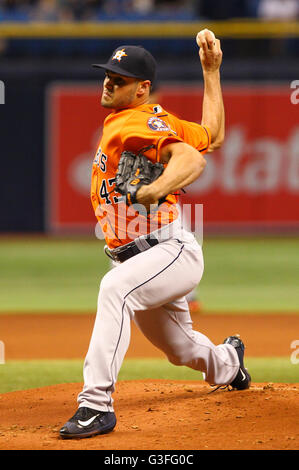 San Pietroburgo, Florida, Stati Uniti d'America. Decimo Giugno, 2016. Sarà VRAGOVIC | Orari.Houston Astros a partire lanciatore lancia McCullers (43) gettando nel primo inning di gioco tra Houston Astros e il Tampa Bay Rays a Tropicana in Campo San Pietroburgo, Fla. Venerdì, 10 giugno 2016. © sarà Vragovic/Tampa Bay volte/ZUMA filo/Alamy Live News Foto Stock