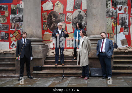 Liverpool, Regno Unito. Decimo Giugno, 2016. Una nuova guerra artwork è stata svelata venerdì 10 giugno a Liverpool per commemorare il centenario della Battaglia delle Somme in luglio,2016. Le opere sono state da artisti Moira Kenny e John Campbell noto come Soundagents. La illustrazione rappresentata vecchie cartoline e lettere da WW più un motivo di papavero ed è stato montato sulla parte anteriore della vecchia Liceo Post Office sul Bold Street, Liverpool City Centre. Credito: Pak Hung Chan/Alamy Live News Foto Stock