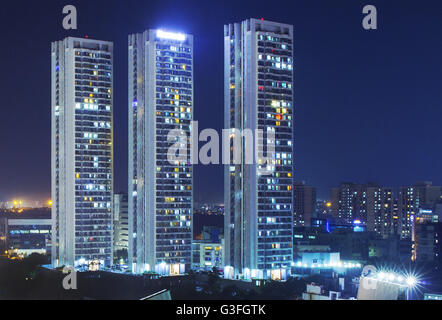 Mumbai, Maharashtra, India. 16 gennaio, 2016. 16 Jan 2016 : Mumbai - India.La Skyline di Mumbai con grattacieli illuminati di notte nel Malad strada di collegamento quartiere. © Subhash Sharma/ZUMA filo/Alamy Live News Foto Stock