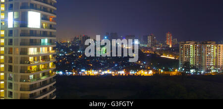 Mumbai, Maharashtra, India. 16 gennaio, 2016. 16 Jan 2016 : Mumbai - India.La Skyline di Mumbai con grattacieli illuminati di notte nel Malad strada di collegamento quartiere. © Subhash Sharma/ZUMA filo/Alamy Live News Foto Stock