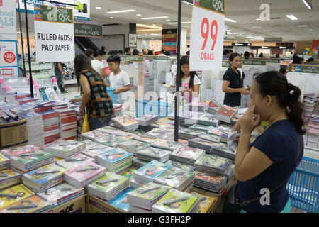 Ayala Mall, Cebu, Filippine. Decimo Giugno, 2016.Una stima di 25 milioni di allievi nelle Filippine farà ritorno a scuola su lunedì 13 giugno dopo la pausa estiva.il weekend prima del lunedì ha visto i genitori e i bambini di shopping insieme freneticamente acquisto last minute forniture,approfittando del numero di vendite nei grandi magazzini. Credito: galleria immagini2/Alamy Live News Foto Stock