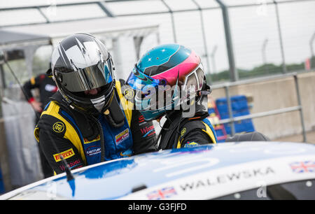 Northamptonshire, Regno Unito. 11 Giugno, 2016. Anna Walewska e Nathan Freke in pit lane per #73 Secolo Motorsport Ginetta G55 GT4 Credito: Steven roe/Alamy Live News Foto Stock