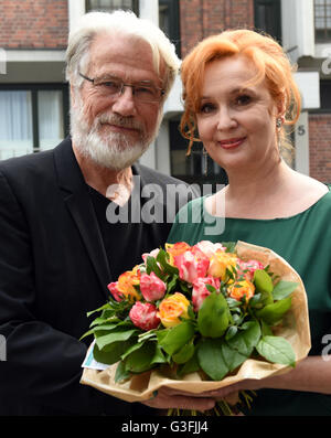 Duesseldorf, Germania. Decimo Giugno, 2016. Attore Juergen Prochnow posa con sua moglie Verena Wrengler sul suo settantacinquesimo compleanno a Duesseldorf in Germania, 10 giugno 2016. Prochnow ha festeggiato il suo compleanno presso il museo dei film. Prochnow ha ricevuto il riconoscimento internazionale per il suo ruolo come il sommergibile capitano nel film "come boot'. Foto: HORST OSSINGER/dpa/Alamy Live News Foto Stock