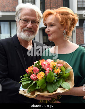 Duesseldorf, Germania. Decimo Giugno, 2016. Attore Juergen Prochnow posa con sua moglie Verena Wrengler sul suo settantacinquesimo compleanno a Duesseldorf in Germania, 10 giugno 2016. Prochnow ha festeggiato il suo compleanno presso il museo dei film. Prochnow ha ricevuto il riconoscimento internazionale per il suo ruolo come il sommergibile capitano nel film "come boot'. Foto: HORST OSSINGER/dpa/Alamy Live News Foto Stock