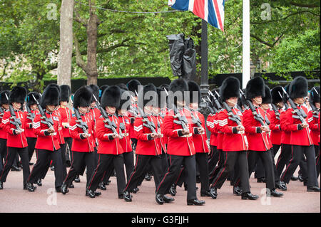 Londra, Regno Unito. 11 giugno 2016. Portato dalla famiglia Guardia, membri della Famiglia Reale che passano lungo il Mall, equitazione in open-top, carrozze trainate da cavalli durante Trooping del colore sulla Queen's novantesimo compleanno. Credito: Stephen Chung / Alamy Live News Foto Stock