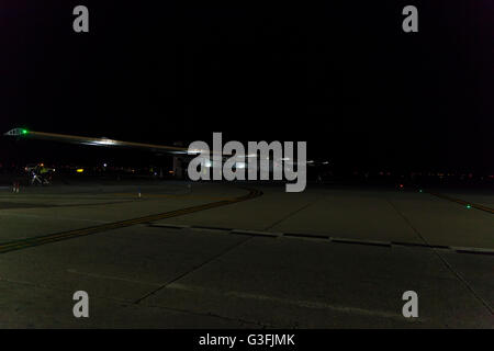 New York, Stati Uniti d'America. 11 Giugno, 2016. Solar Impulse aereo atterraggio all'aeroporto JFK di New York Credito: lev radin/Alamy Live News Foto Stock