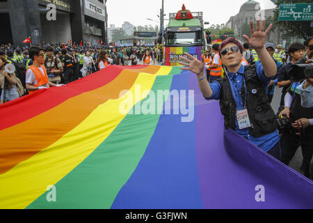 Seoul, Corea del Sud. 11 Giugno, 2016. Circa cinquantamila persone LGBT in marcia durante un 2016 Seoul Queer Festival di cultura Parade vicino al centro di Seoul, Corea del Sud. Migliaia di tifosi hanno partecipato nel XVII Corea Queer Festival della cultura che si è tenuto dal 11 giugno al 19 giugno. Credito: Seung Il Ryu/ZUMA filo/Alamy Live News Foto Stock