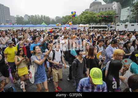 Seoul, Corea del Sud. 11 Giugno, 2016. Circa cinquantamila persone LGBT in marcia durante un 2016 Seoul Queer Festival di cultura Parade vicino al centro di Seoul, Corea del Sud. Migliaia di tifosi hanno partecipato nel XVII Corea Queer Festival della cultura che si è tenuto dal 11 giugno al 19 giugno. Credito: Seung Il Ryu/ZUMA filo/Alamy Live News Foto Stock